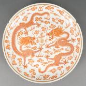 Porseleinen roodkleurige schotel met voorstelling ‘Dragon chasing the pearl’